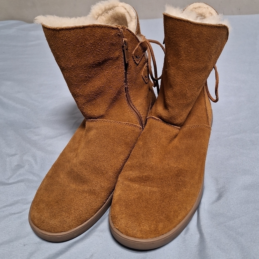 Koolaburra by UGG womens size 9 fur lined boots with laces. - Picture 1 of 7